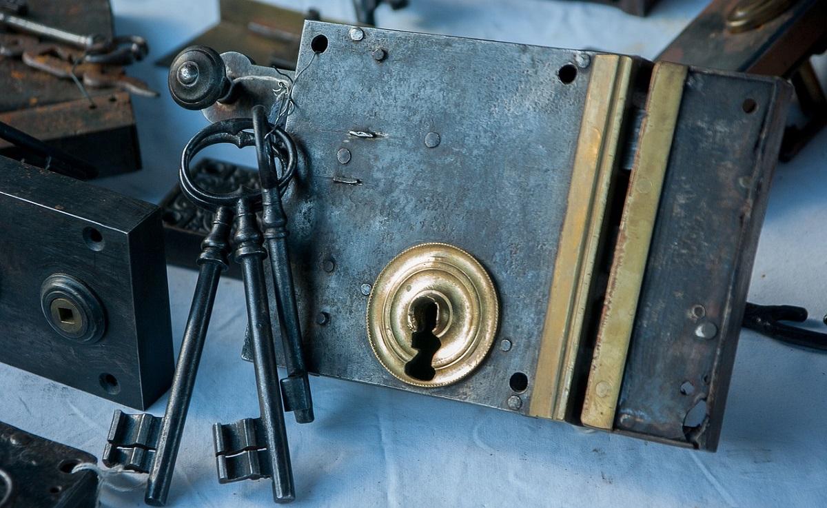 What does a mobile locksmith do?